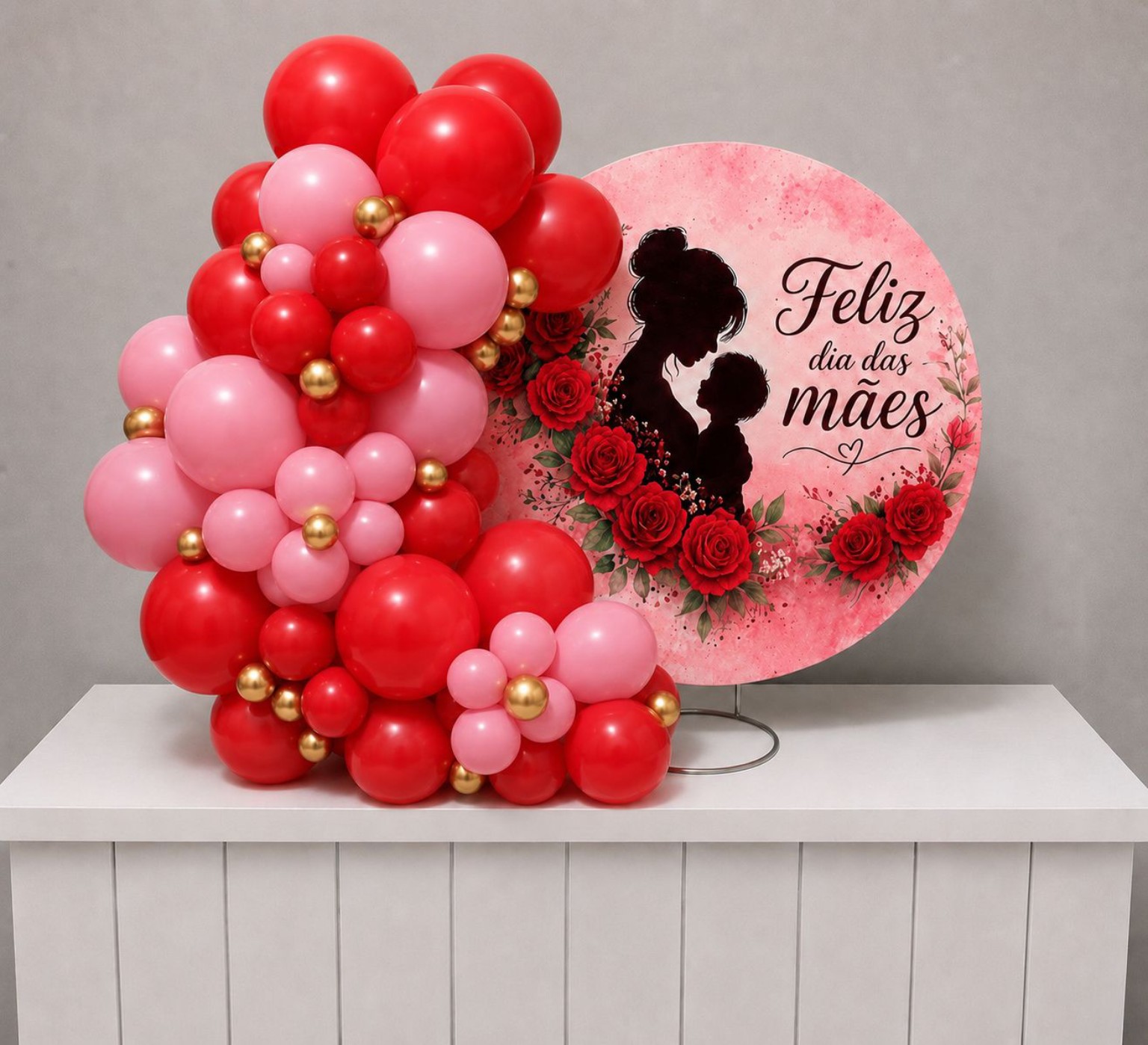 Decoração de Dia das Mães com balões vermelhos e rosa