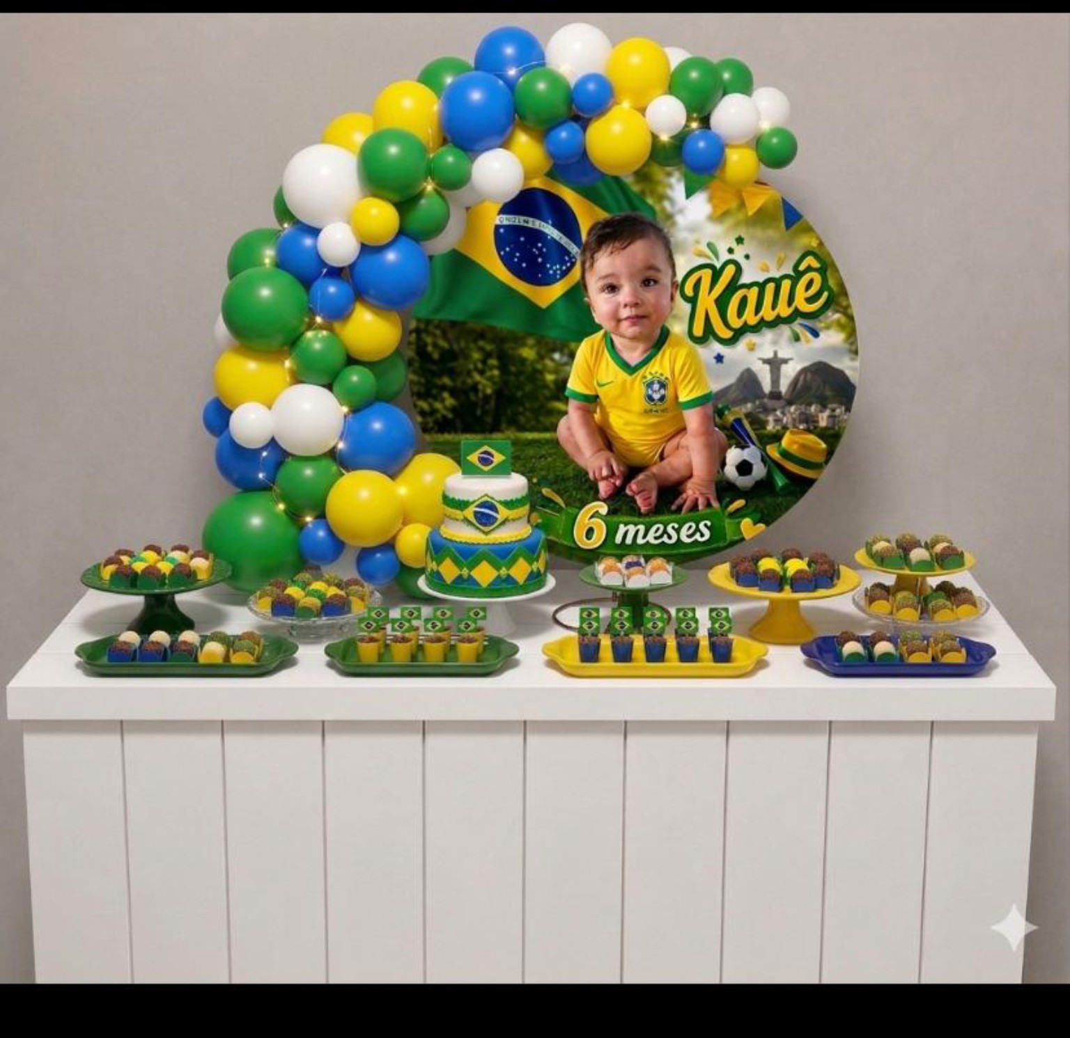 Mesa personalizada tema Brasil com balões e doces